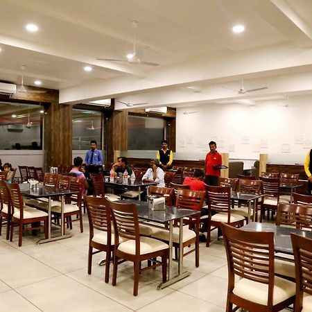 Virat Hotel & Guest House Rādhanpur Kültér fotó