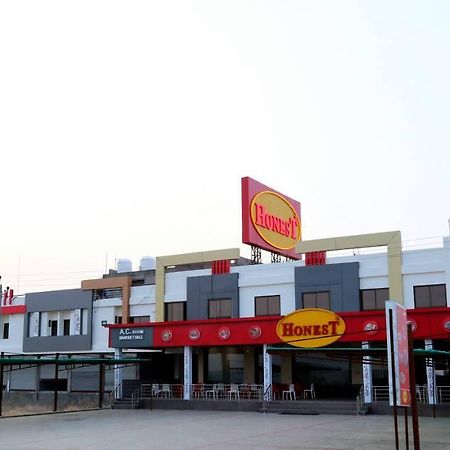 Virat Hotel & Guest House Rādhanpur Kültér fotó