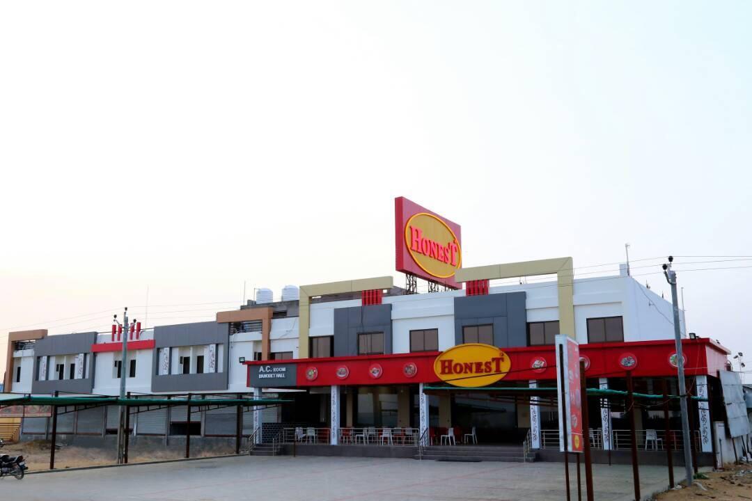 Virat Hotel & Guest House Rādhanpur Kültér fotó